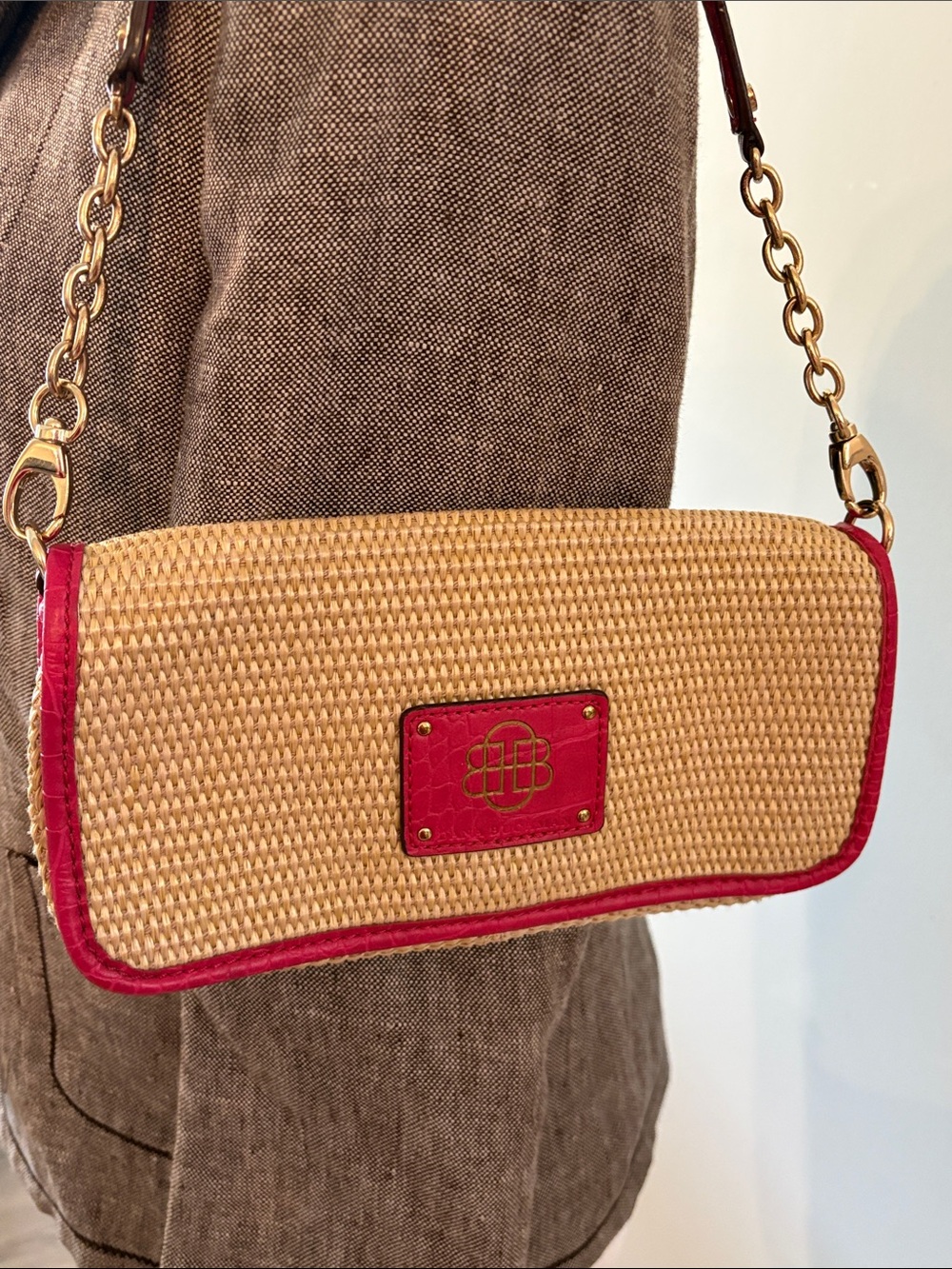 Dana Buchman Beige Woven Straw Shoulder Bag with Pink Trim and Gold Chain - Picture 3 of 9